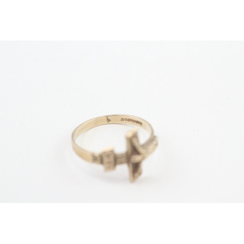 98 - 9ct gold Christian crucifix cross ring (1.4g) Size  L