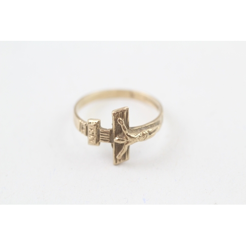 98 - 9ct gold Christian crucifix cross ring (1.4g) Size  L