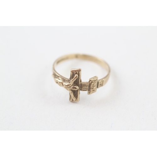 98 - 9ct gold Christian crucifix cross ring (1.4g) Size  L