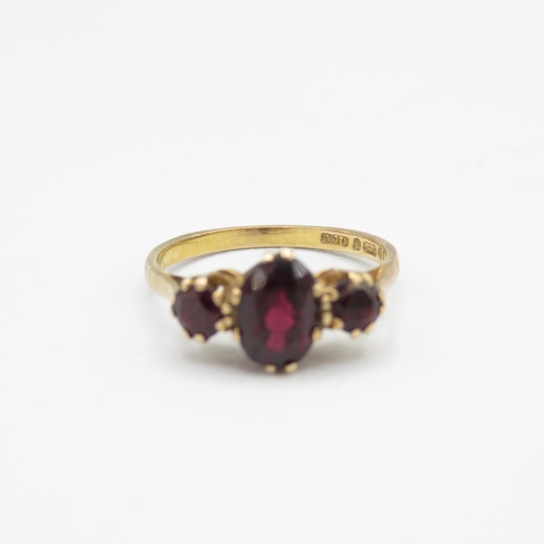 15 - 9ct gold vintage garnet three stone ring (1.7g) Size  J 1/2