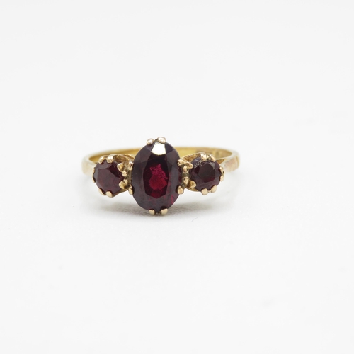 15 - 9ct gold vintage garnet three stone ring (1.7g) Size  J 1/2