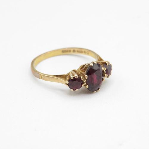 15 - 9ct gold vintage garnet three stone ring (1.7g) Size  J 1/2