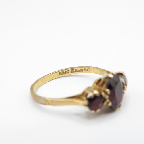 15 - 9ct gold vintage garnet three stone ring (1.7g) Size  J 1/2