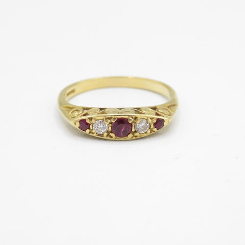 16 - 18ct gold vintage ruby & diamond ring with a scroll patterned gallery (3.5g) Size  Q