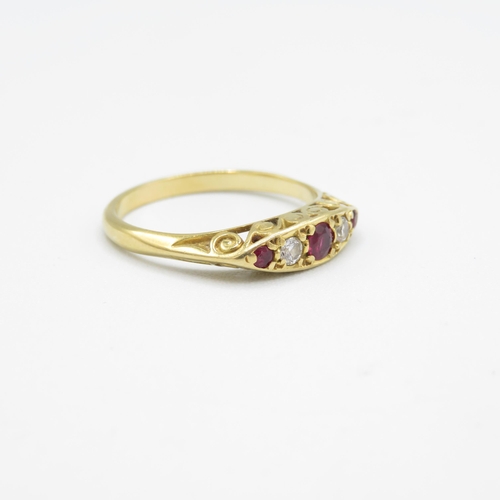 16 - 18ct gold vintage ruby & diamond ring with a scroll patterned gallery (3.5g) Size  Q