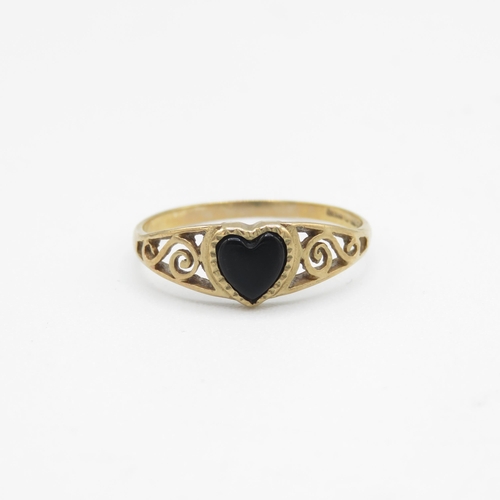 17 - 9ct gold vintage black onyx heart shape ring (1g) Size  M