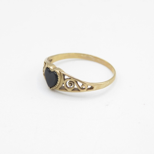 17 - 9ct gold vintage black onyx heart shape ring (1g) Size  M