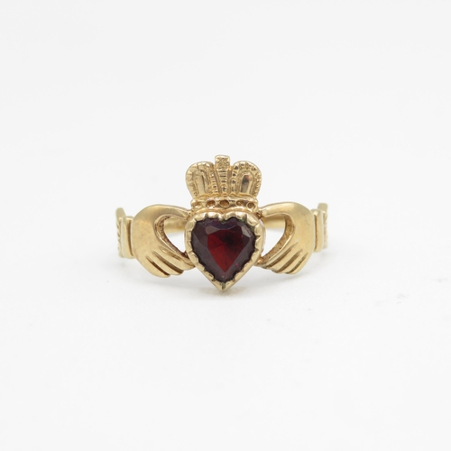 18 - 9ct gold garnet Irish claddah ring (1.3g) Size  I 1/2