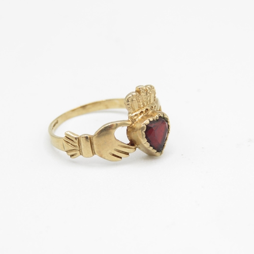 18 - 9ct gold garnet Irish claddah ring (1.3g) Size  I 1/2