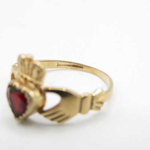 18 - 9ct gold garnet Irish claddah ring (1.3g) Size  I 1/2