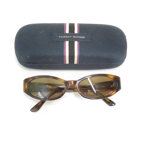 480 - 4 x Designer Sunglasses including Marc Jacobs / Tommy Hilfiger / Guess / Calvin Klein - All with Cas... 