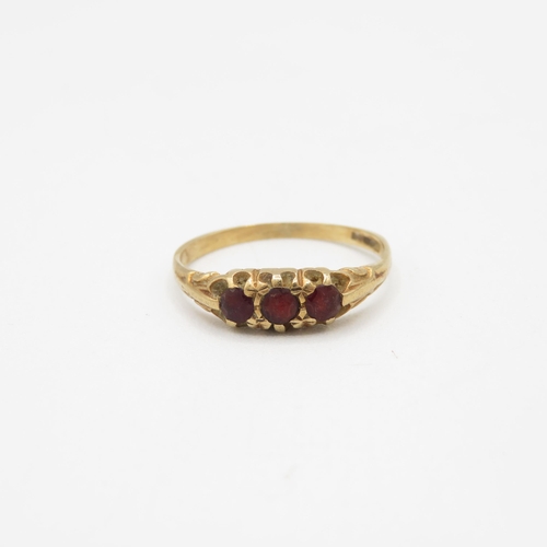 27 - 9ct gold vintage garnet three stone ring (1.7g) Size  Q