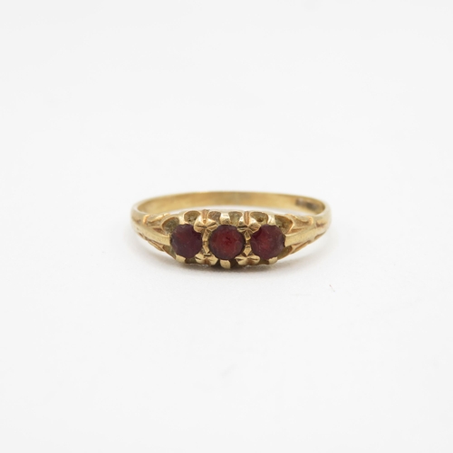 27 - 9ct gold vintage garnet three stone ring (1.7g) Size  Q