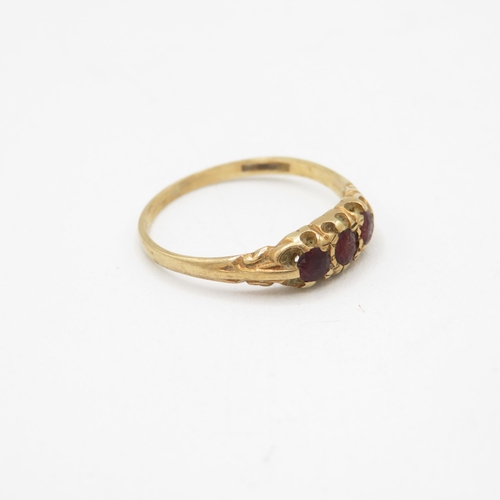 27 - 9ct gold vintage garnet three stone ring (1.7g) Size  Q