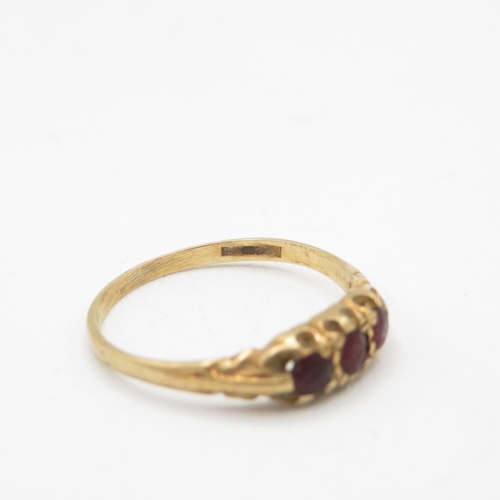 27 - 9ct gold vintage garnet three stone ring (1.7g) Size  Q