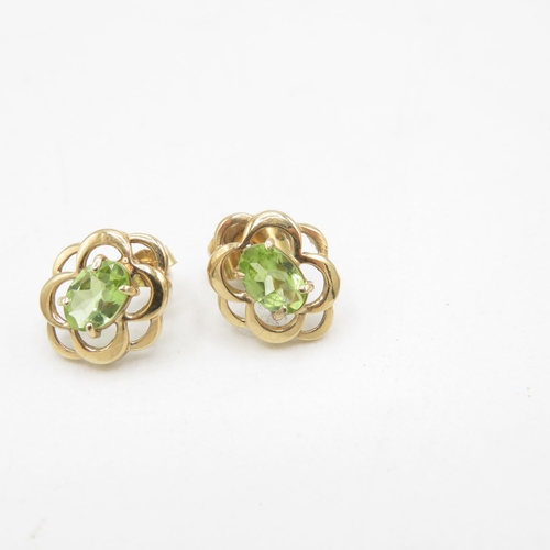 29 - 9ct gold peridot stud earrings with scroll backs (1.3g)