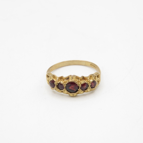 31 - 9ct gold vintage garnet five stone ring (2.5g) Size  O