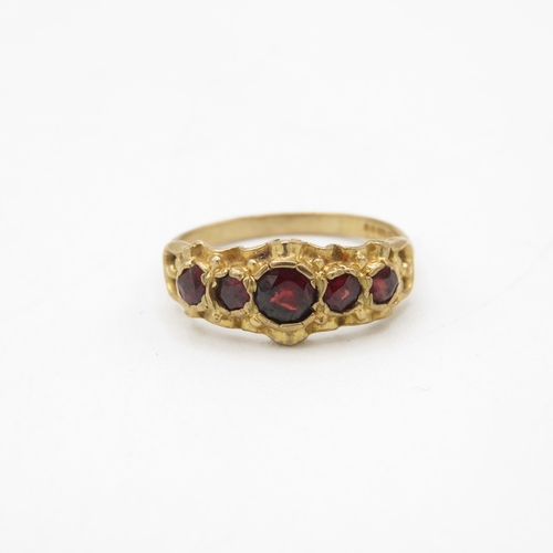 31 - 9ct gold vintage garnet five stone ring (2.5g) Size  O