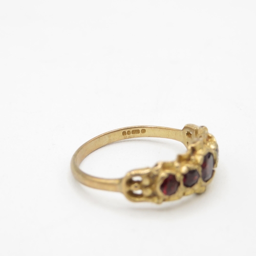 31 - 9ct gold vintage garnet five stone ring (2.5g) Size  O