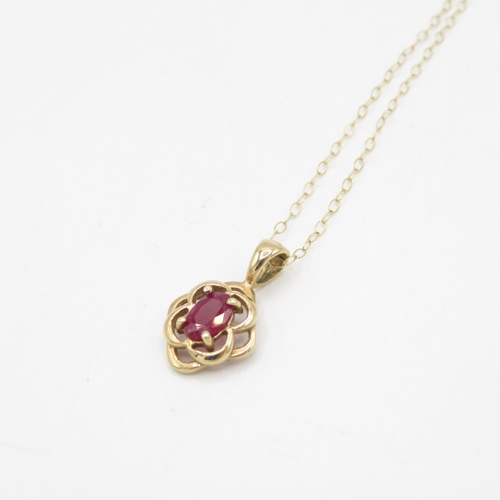 32 - 9ct gold oval cut ruby pendant necklace (1.3g)