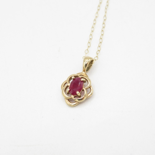 32 - 9ct gold oval cut ruby pendant necklace (1.3g)