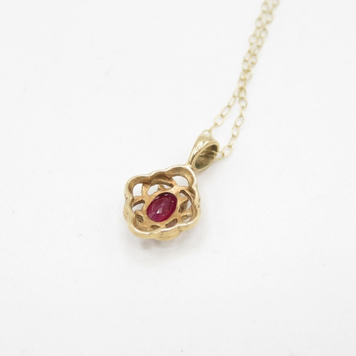 32 - 9ct gold oval cut ruby pendant necklace (1.3g)