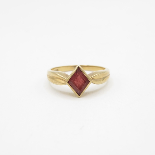 33 - 9ct gold fancy cut garnet dress ring (2.6g) Size  N