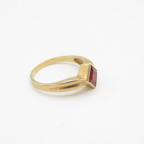 33 - 9ct gold fancy cut garnet dress ring (2.6g) Size  N