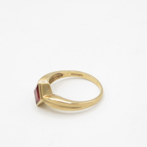 33 - 9ct gold fancy cut garnet dress ring (2.6g) Size  N