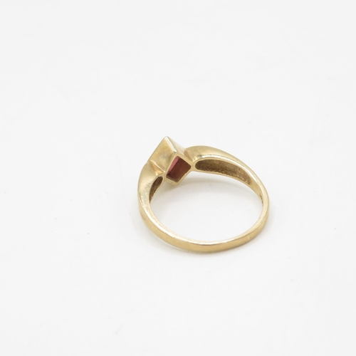 33 - 9ct gold fancy cut garnet dress ring (2.6g) Size  N