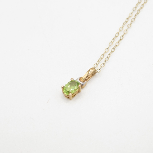 34 - 9ct gold oval cut peridot pendant necklace (1g)