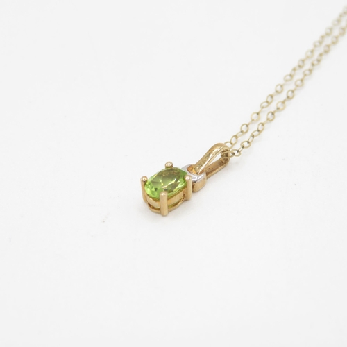 34 - 9ct gold oval cut peridot pendant necklace (1g)