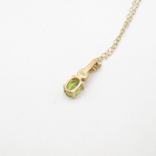 34 - 9ct gold oval cut peridot pendant necklace (1g)