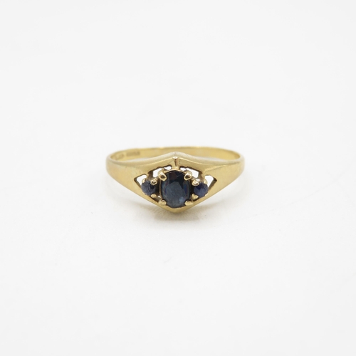 40 - 9ct gold vintage sapphire three stone ring, claw set (1.3g) Size  N 1/2