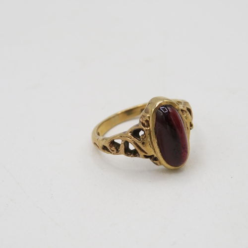 47 - 9ct gold cabochon cut garnet dress ring (3.2g) Size  L