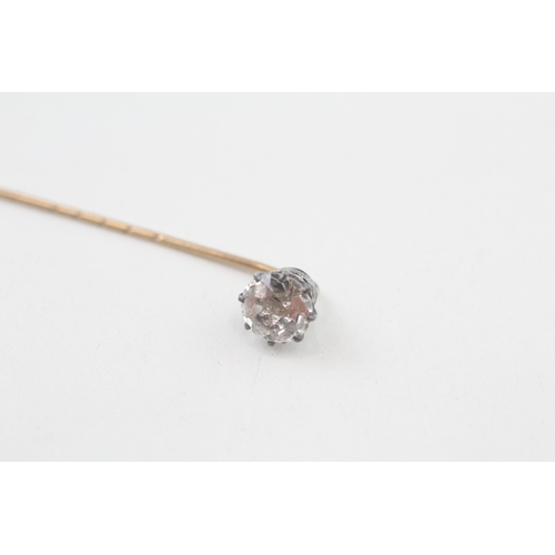 101 - 9ct gold antique paste single stone stick pin (1.1g)