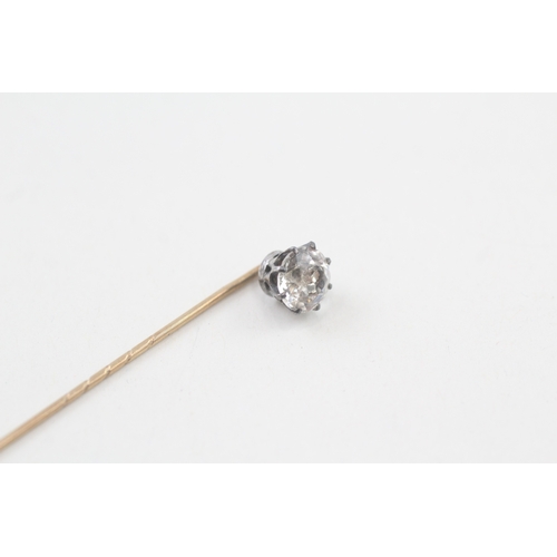 101 - 9ct gold antique paste single stone stick pin (1.1g)