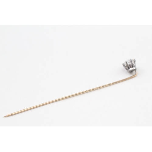 101 - 9ct gold antique paste single stone stick pin (1.1g)