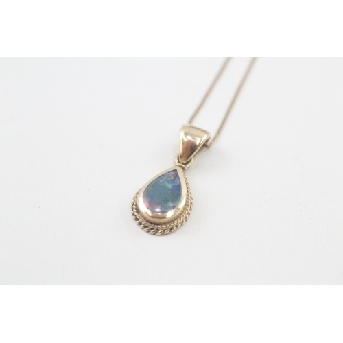 104 - 9ct gold pear shaped opal triplet pendant necklace (2.4g)