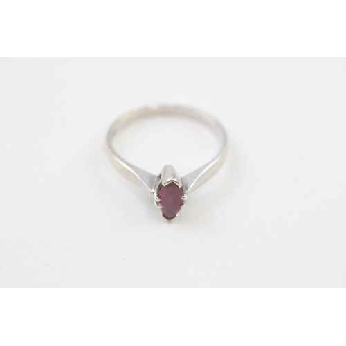 112 - 9ct white gold red gem single stone ring (2.4g) Size  N 1/2