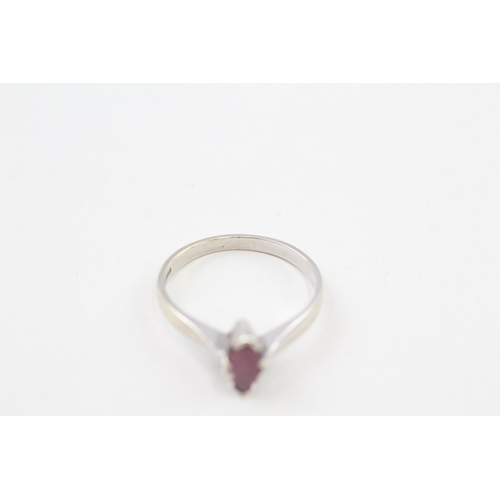 112 - 9ct white gold red gem single stone ring (2.4g) Size  N 1/2