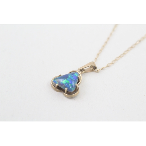 114 - 9ct gold opal triplet pendant necklace (1.7g)