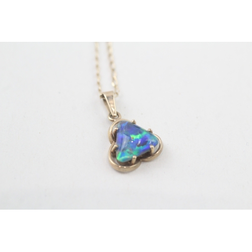 114 - 9ct gold opal triplet pendant necklace (1.7g)