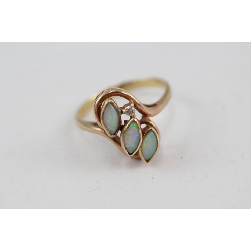 18 - 10ct gold opal & diamond dress ring (2.7g) Size  M 1/2