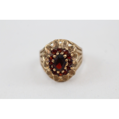 24 - 9ct gold garnet dress ring, claw set (3.6g) Size  L