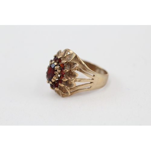 24 - 9ct gold garnet dress ring, claw set (3.6g) Size  L