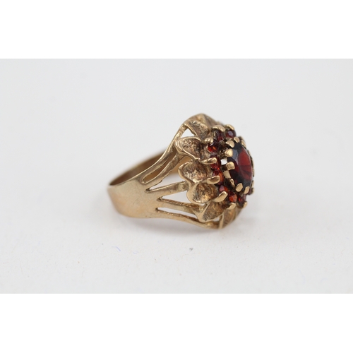 24 - 9ct gold garnet dress ring, claw set (3.6g) Size  L