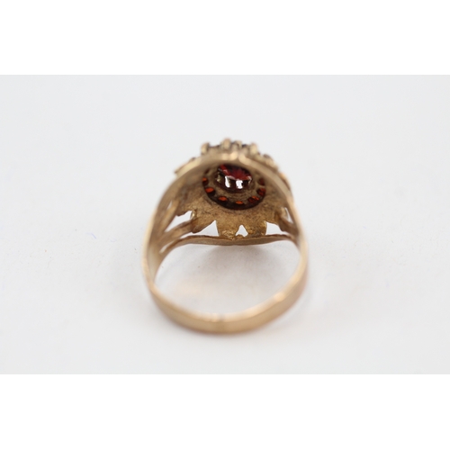 24 - 9ct gold garnet dress ring, claw set (3.6g) Size  L