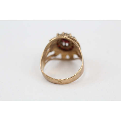 24 - 9ct gold garnet dress ring, claw set (3.6g) Size  L