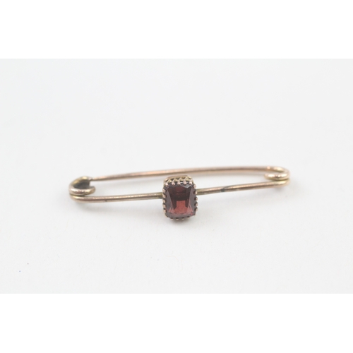 30 - 9ct gold antique garnet bar brooch, claw set (1.7g)